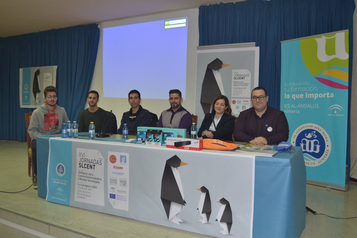 diecarpem's tweet photo. La mesa redonda de las #SLCENT16 con los ponentes del 6 de febrero, entrevistados por alumnos del @iesalandalusorg . https://t.co/QRre0aWsDS