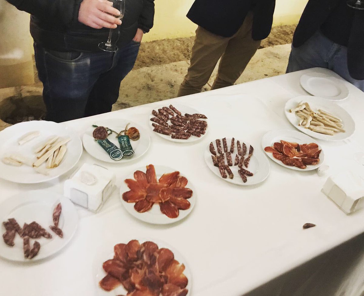 MANJAR SIBARIT (@manjar_sibarit) on Twitter photo Ayer formamos parte del aperitivo, tras la presentación de la encuesta de platos tradicionales de <a href="/andgastrotur/">Andalucía Gastronomía</a> y el último libro de
<a href="/FHuidobroRein/">Fernando Huidobro</a> "Cocina Recreación".
El lomo, el salchichón ibérico y nuestro jamón ibérico fusión de <a href="/CastroyGonzalez/">CastroyGonzalez</a>, pusieron la guinda. 👌🏻 Ayer formamos parte del aperitivo, tras la presentación de la encuesta de platos tradicionales de <a href="/andgastrotur/">Andalucía Gastronomía</a> y el último libro de
<a href="/FHuidobroRein/">Fernando Huidobro</a> "Cocina Recreación".
El lomo, el salchichón ibérico y nuestro jamón ibérico fusión de <a href="/CastroyGonzalez/">CastroyGonzalez</a>, pusieron la guinda. 👌🏻