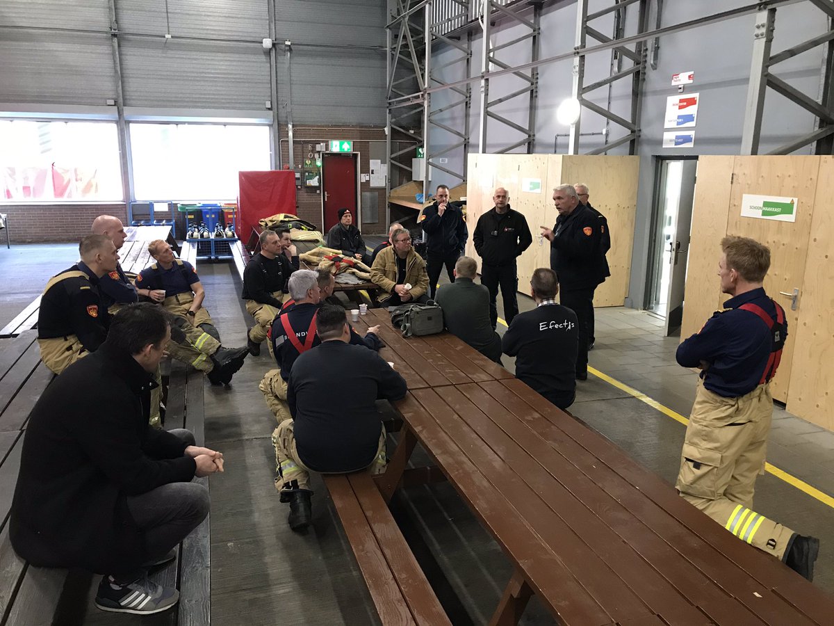 _Ypers's tweet photo. Studie groep brand #brandweeracademie heeft vandaag op #Troned gekeken naar het onderdeel vorderen bij binnenbrandbestrijding #basisprincipes Uitproberen, discussie en richting geven. https://t.co/G4EFuoXORx