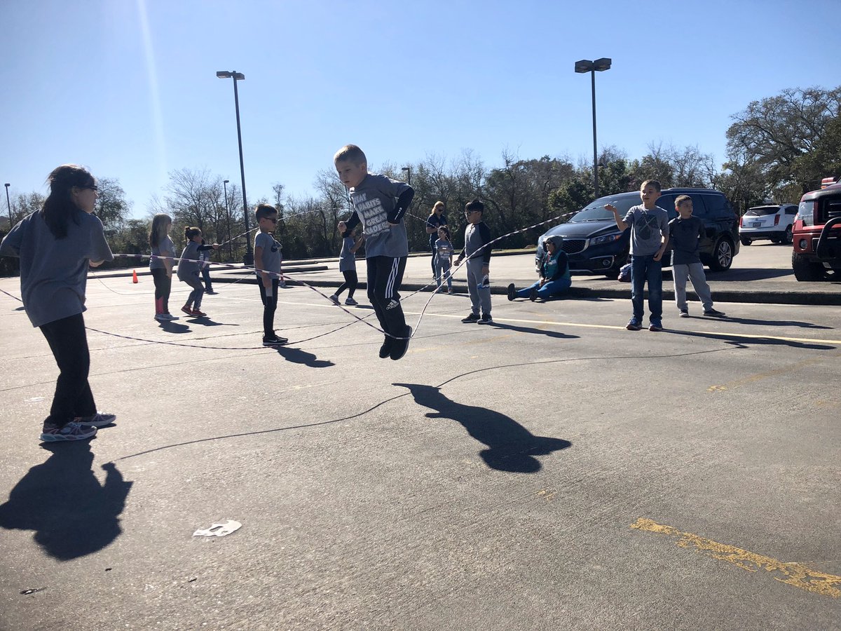 HicksLeaders's tweet photo. Gorgeous weather for 2nd grade field day!! 🏆🏀⚽️🎾🏈 @BayEaglesSoar https://t.co/dp5VS4RMgv