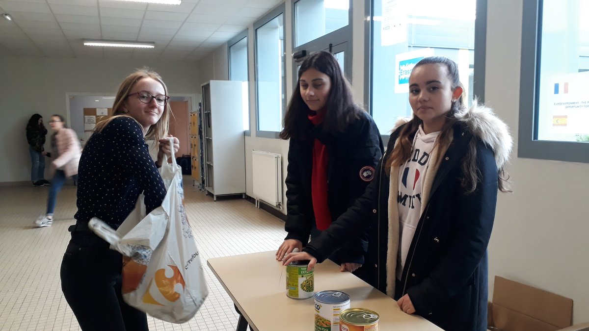 FeuilladeLa's tweet photo. Aujourd'hui les bénévoles des Restos du Coeur sont venus chercher notre collecte. Bravo aux petites mains qui ont aidé et merci pour la participation de chacun. #ErasmusPlus #euroentornos https://t.co/kRvtlekuA7