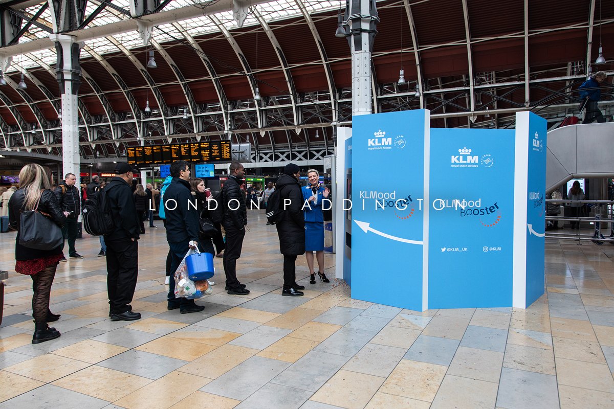 SpaceandPeople's tweet photo. Commuters of @networkrail looking to beat #winterblues met with friendly stewardesses of @KLM_UK @KLM✈️ to engage with #KLMoodBooster for chance to walk home with exciting prizes🎁 including free tickets to Amsterdam🎟️#FightBluewithBlue #KLMAirlines #Experiential  @Spotlight_NR https://t.co/uiqv1eIeIR