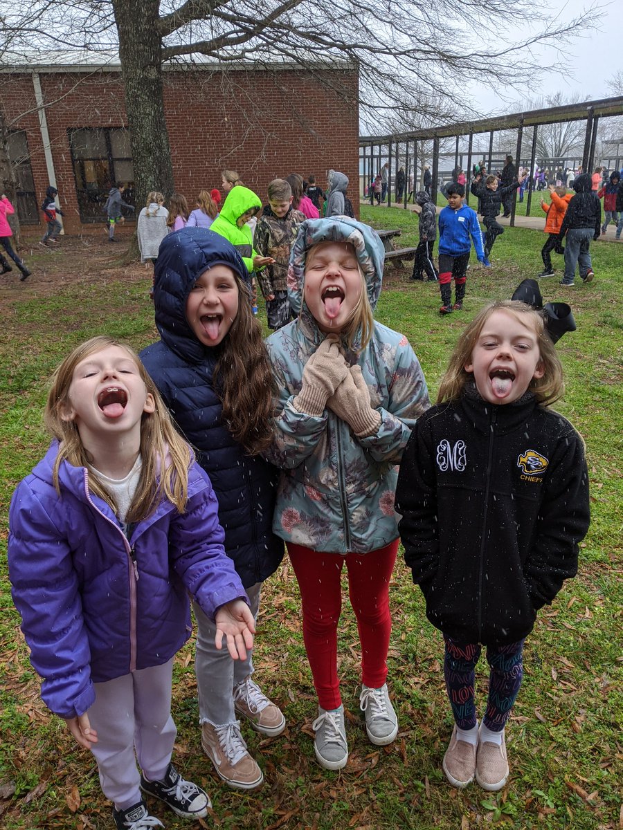 MrsSharrock's tweet photo. It's snowing❄️ https://t.co/vPcoAkR23M