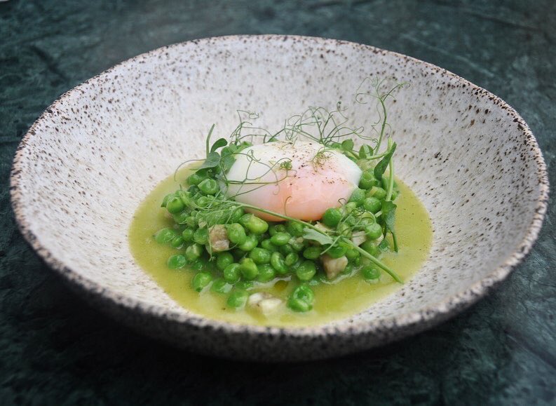 Guisantes del Maresme, huevo y anguila ahumada.. #mediamanga