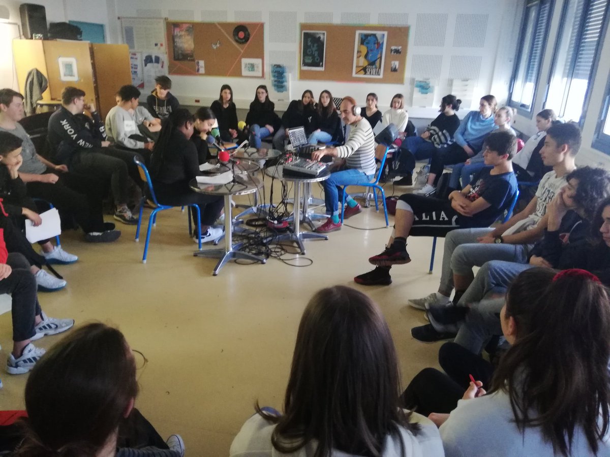 AugustineNVDA's tweet photo. Clap de fin pour notre projet #webradio ! Rdv sur #MatisseLive pour écouter l'émission des 3eme7 du @Clg_MatisseNice sur la #musiqueafroaméricaine. https://t.co/8Qin61FctH