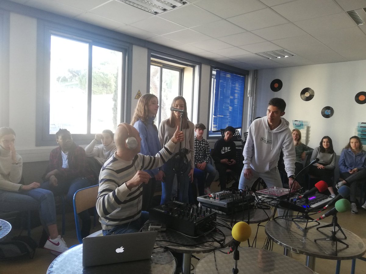 AugustineNVDA's tweet photo. Clap de fin pour notre projet #webradio ! Rdv sur #MatisseLive pour écouter l'émission des 3eme7 du @Clg_MatisseNice sur la #musiqueafroaméricaine. https://t.co/8Qin61FctH