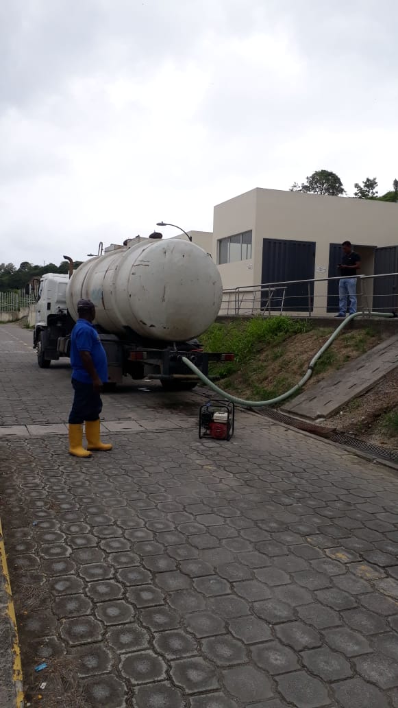 EapaSM's tweet photo. #AHORA. Cumpliendo con nuestro compromiso hacia la comunidad, continuamos abasteciendo del líquido vital a varias entidades públicas, como @IESSEsmeraldas, Mercado Municipal, Hospital de Rioverde, entre otras. https://t.co/2QQwpLRce8