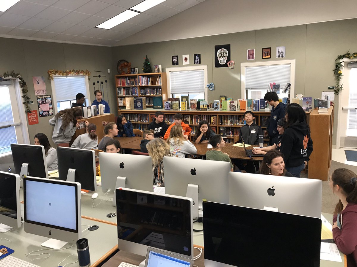 boulderMC's tweet photo. LGHS counselors scheduling 8th-graders at CT English. @lgship is teaching about high school life. @MrsCsik providing info on @LEADLG1. #golgcats https://t.co/Ft2I5qL1fO