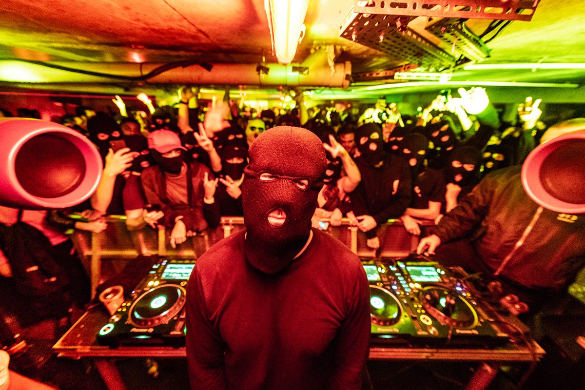 Malaamusic's tweet photo. Je suis fière de ma Malaa Nation. Je vous ai annoncé un lieu secret dans Paris et vous m’avez fait confiance. Hier on a envahit un parking souterrain, tous cagoulés, ce n’est que le debut !!! https://t.co/fufPJEtFaN