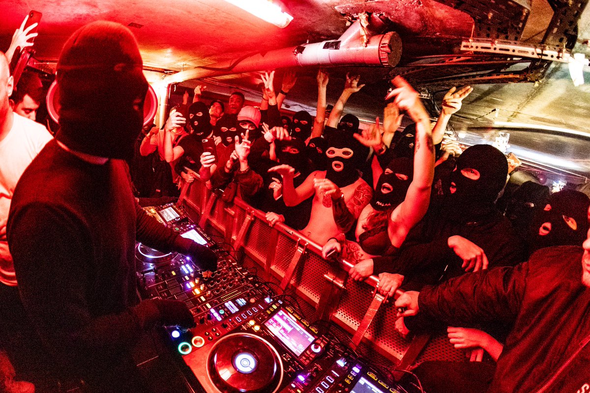 Malaamusic's tweet photo. Je suis fière de ma Malaa Nation. Je vous ai annoncé un lieu secret dans Paris et vous m’avez fait confiance. Hier on a envahit un parking souterrain, tous cagoulés, ce n’est que le debut !!! https://t.co/fufPJEtFaN