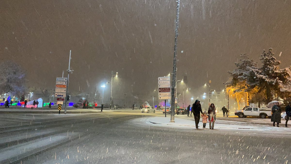 seda_eksen's tweet photo. ❄️ ❄️ ❄️ havada aşk kokusu var https://t.co/kFdI94FCul