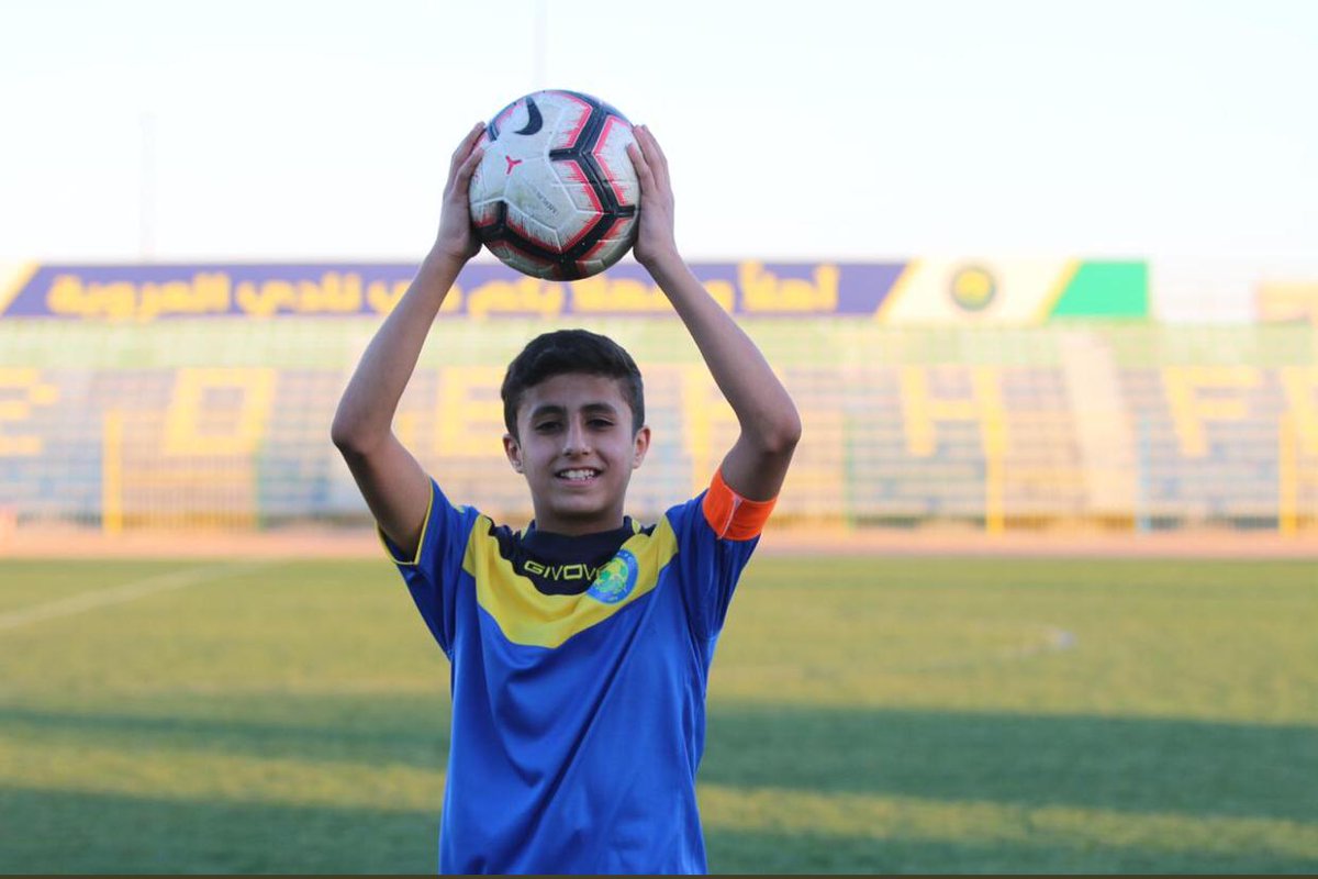 ALOROBAH_FC's tweet photo. استلم اللاعب / مازن لافي الرويلي  من حكم المباراة كورة المباراة وذلك لتسجيله هاترك في لقاء اليوم 
شكراً للبطل مازن ولزملائه والقادم افضل ان شاء الله 💙💛💚 https://t.co/T0Vf1P517g