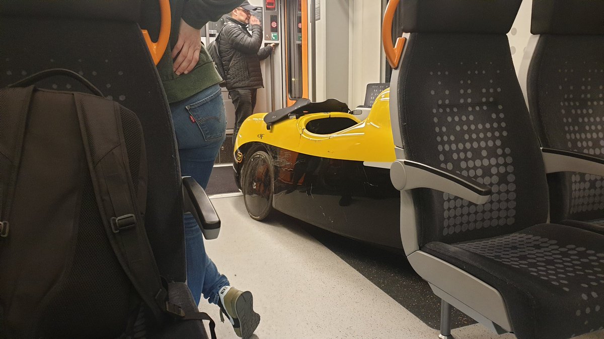 VeloRwa's tweet photo. Mitnahme eines #Velomobils im #RRX der @AbellioDE funktioniert. Für Sie getestet. 

#velomobil #velomobiel #velomobile #nrw #bahnfahren #radfahren #fahrradalltag #bahnundrad https://t.co/ypXsRUJriN