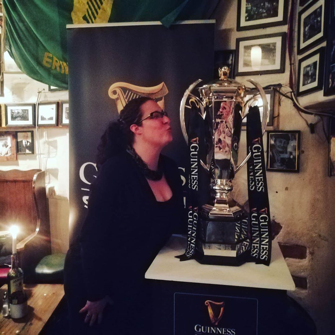 📸 ladimikifania getting her photo with the Six Nations trophy this past Monday at the Celt 💋🏆

Best of luck to the lads against Wales tomorrow! ☘️