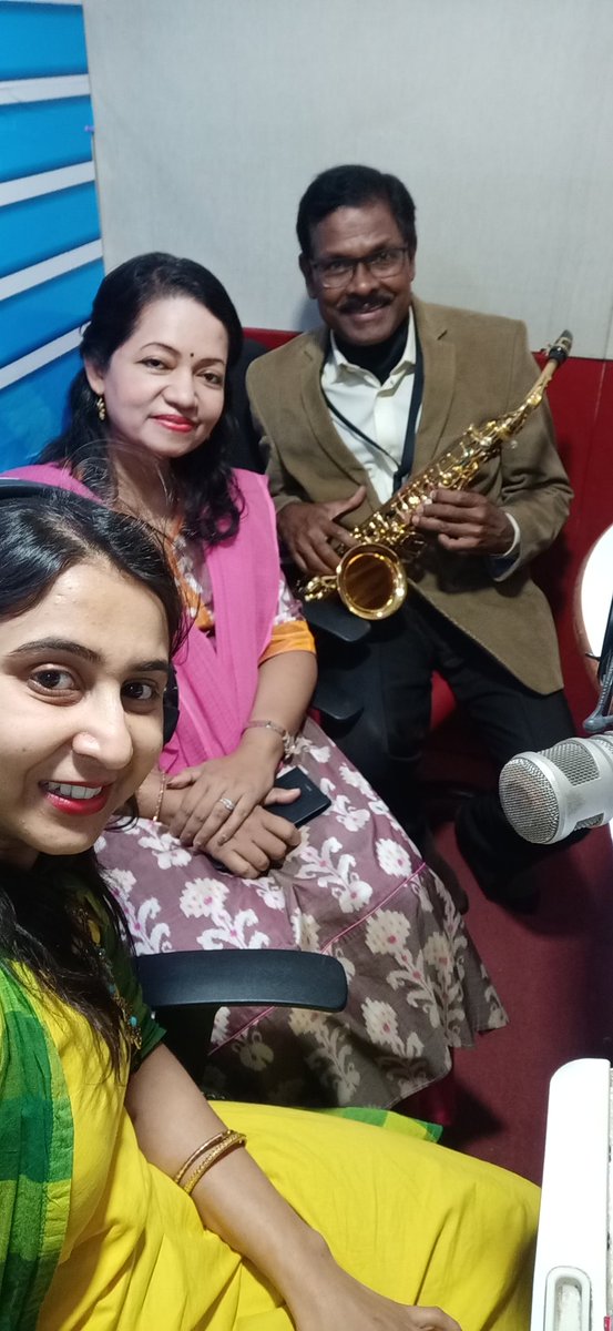 GuddiRj's tweet photo. Bunch of Roses n Bunch of love for each other speaks up about their love,Respect & purity💞
Singer cum Proff Adyasha Das Mam and Lalit Sir, IPS cum Saxophone Lover #Lovecouple #loveweek #ValentineSpecial #7febRoseDay
Full video on My YouTube channel RjGuddi https://t.co/LmWeoeoRAY