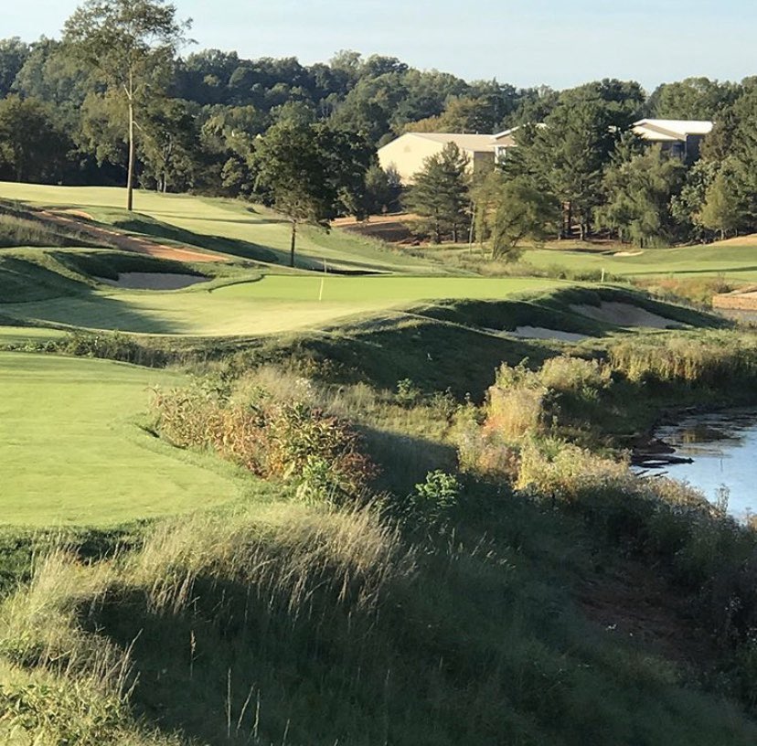 Paper ✍🏼 —> Planted 🌱
The new #11 at <a href="/BoarsHeadResort/">Boar's Head Resort</a> for <a href="/UVAMensGolf/">Virginia Men's Golf</a> and <a href="/UVAWomensGolf/">Virginia Women's Golf</a> 🤩