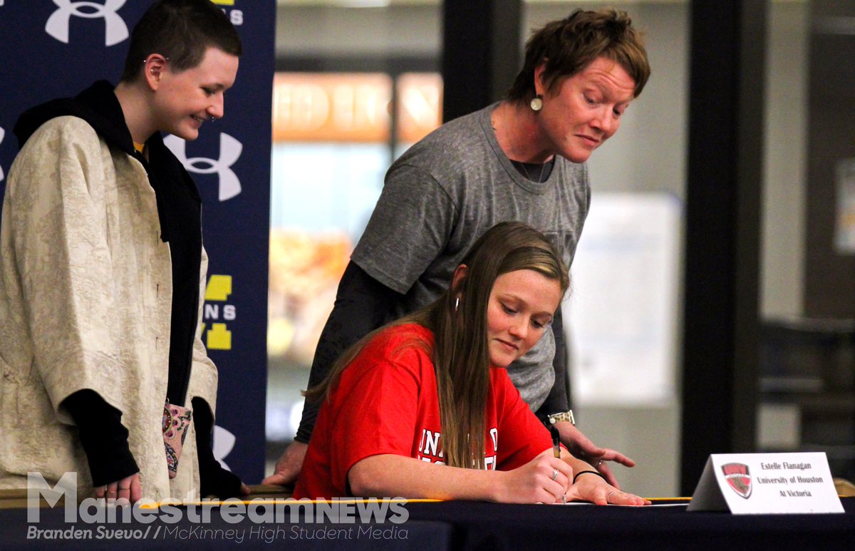 manestreamnews's tweet photo. Nine athletes signed letters of intent. Check out the photos from the event by Mariana Ramirez and Branden Svevo. https://t.co/ac6rCPEzYw https://t.co/iiFX1tEov2
