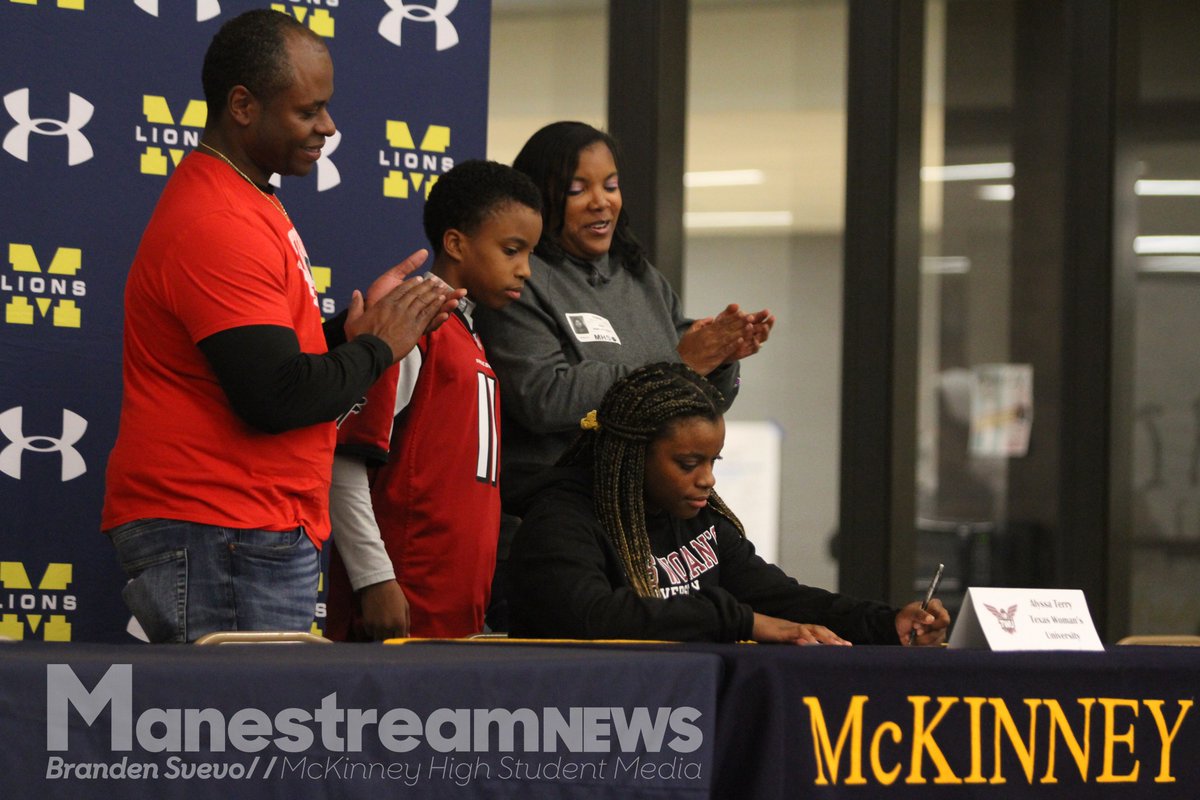 manestreamnews's tweet photo. Nine athletes signed letters of intent. Check out the photos from the event by Mariana Ramirez and Branden Svevo. https://t.co/ac6rCPEzYw https://t.co/iiFX1tEov2