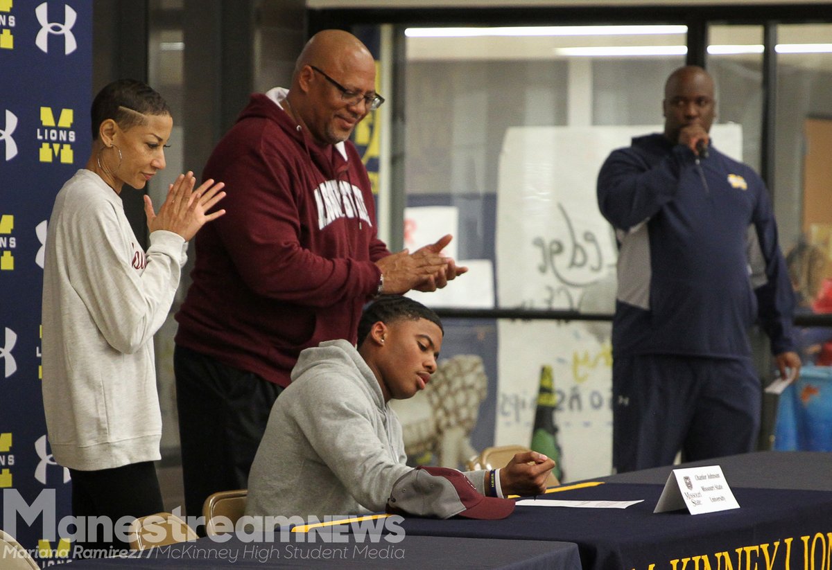 manestreamnews's tweet photo. Nine athletes signed letters of intent. Check out the photos from the event by Mariana Ramirez and Branden Svevo. https://t.co/ac6rCPEzYw https://t.co/iiFX1tEov2