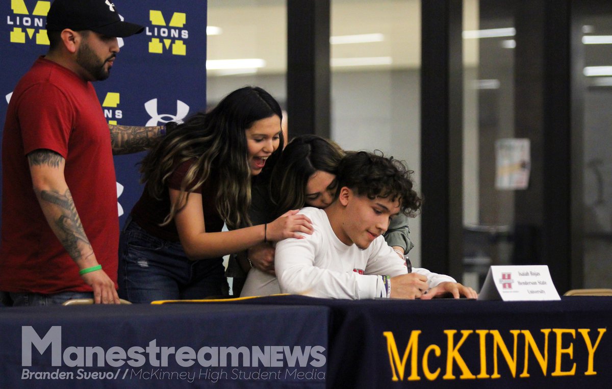 manestreamnews's tweet photo. Nine athletes signed letters of intent. Check out the photos from the event by Mariana Ramirez and Branden Svevo. https://t.co/ac6rCPEzYw https://t.co/iiFX1tEov2