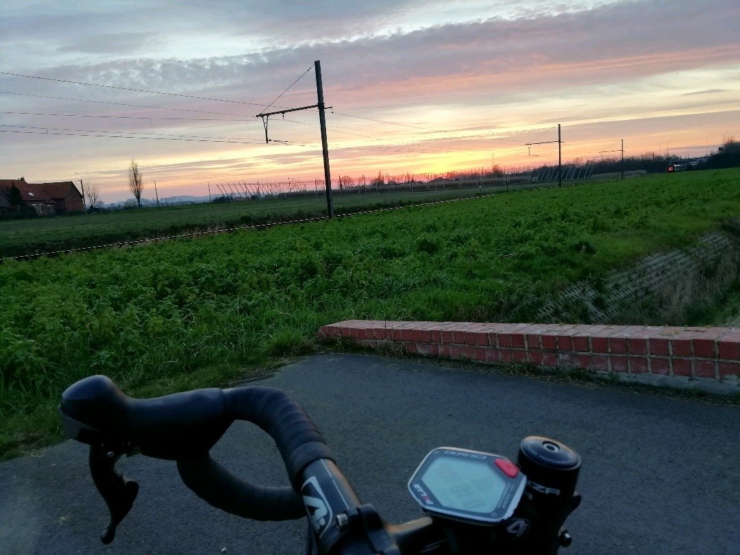 simon_dek's tweet photo. Avondje de wielertoerist uithangen. Gewoon genieten #skarten https://t.co/Grt9j7AvIY
