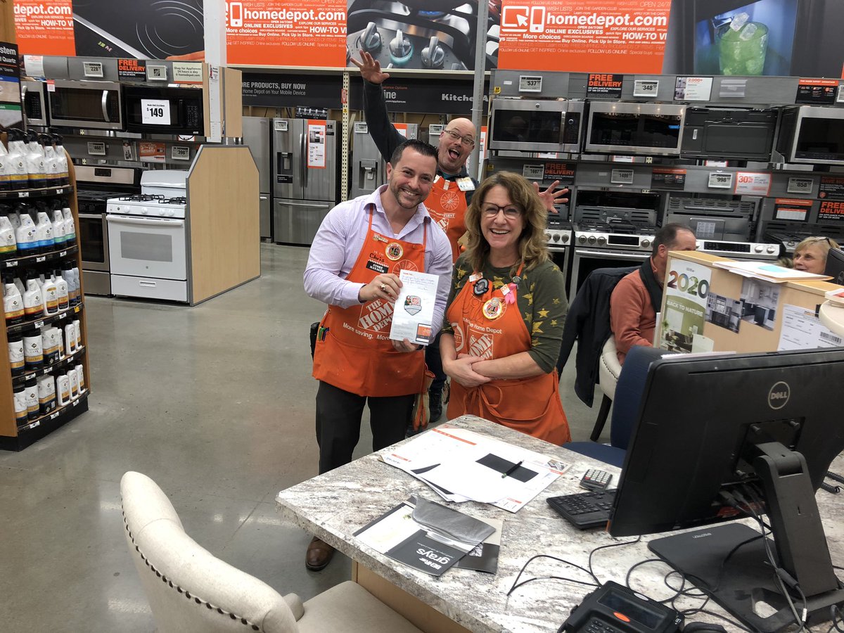 Congrats to kitchen designer Jill on achieving her first ever Platinum Award! As you can see DS @DavidGruMoran is over excited...Great job Jill! <a href="/ChrisBosco12/">Chris Bosco</a> @NYwinediva @THD_Mtn_Jumper <a href="/scottraymond213/">Scott Raymond</a> @HRJohnH