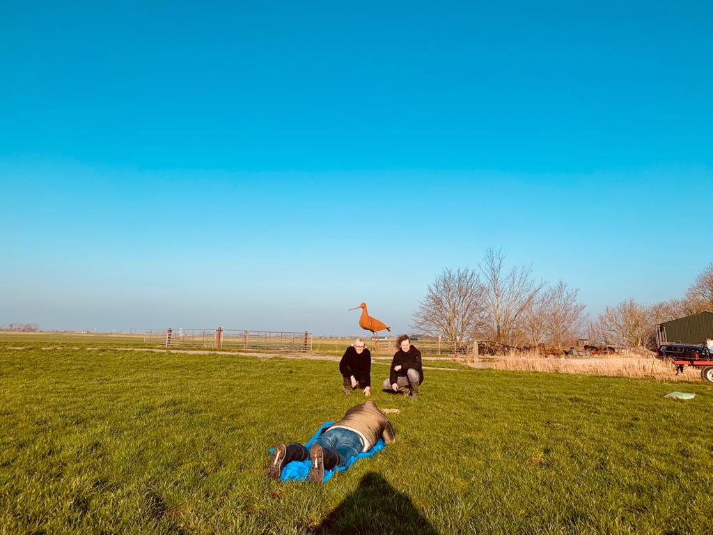 Reddeweidevogel.nl We zijn druk bezig met het vervolg van onze campagne om de plas dras bij Murk Nijdam per vierkante meters te laten adopteren. Hier de ‘making of’ met op de foto twee markante bekende Friezen die vierkant achter de weidevogels staan!