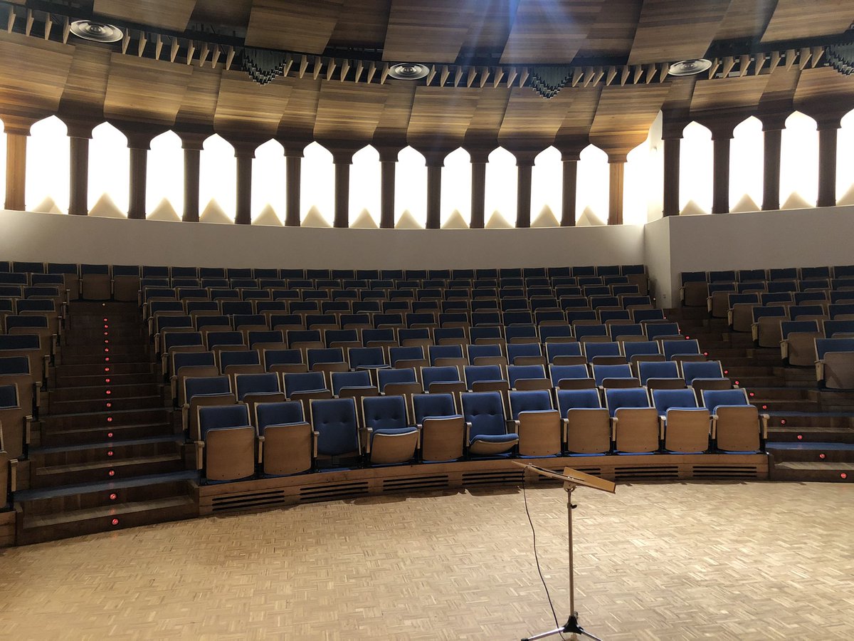 _antoniodomingo's tweet photo. Todo listo en el Conservatorio JOSÉ Castro de León.
Función número 300 de #CONELCUERPO
Un lujo poder cumplir años así, subido a un escenario y disfrutando de una buena sala y un buen público.
💪🏼💪🏼💪🏼
@SofiaCeo
@CaminodeCeo https://t.co/YzJ3jo2xYn