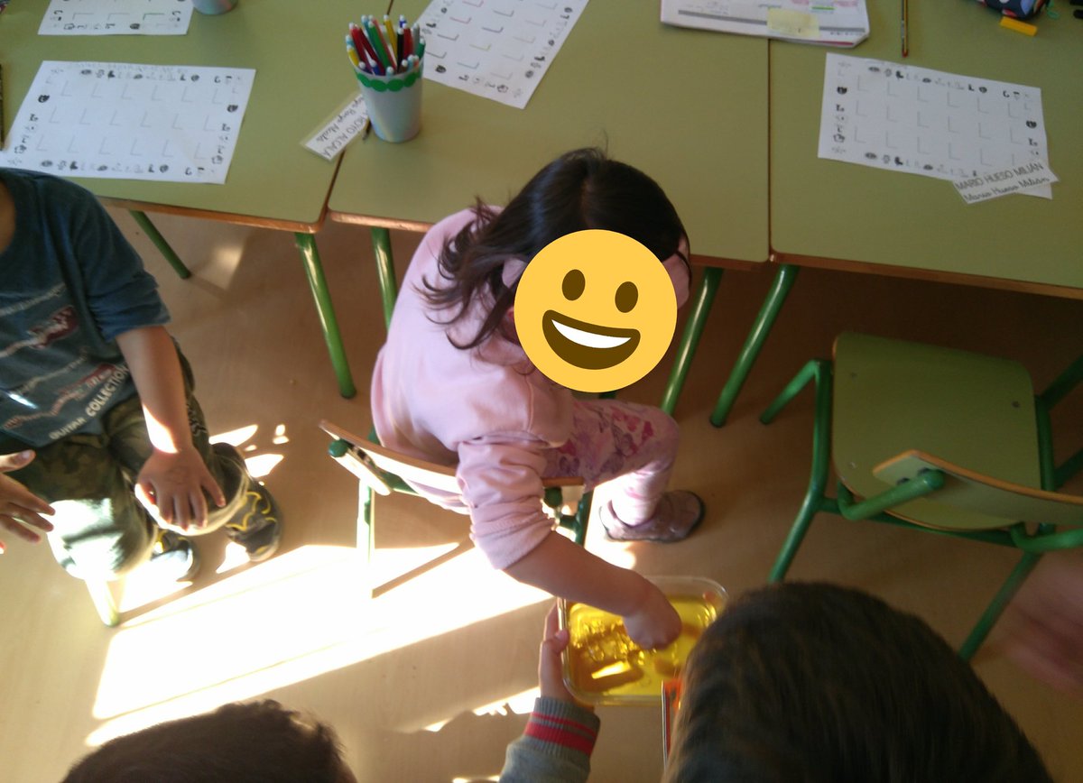Mariafelbar's tweet photo. Ayer fue un gran día: bajamos a infantil a explicar los resultados de su encuesta y les hicimos un experimento (manos). También cocinamos crepes de frutas (medimos, unos hacían la masa, otros cortaban fruta...) https://t.co/x9pvztolYg #ABP #Interniveles #escuelarural #salud https://t.co/BBeNXcEw9b