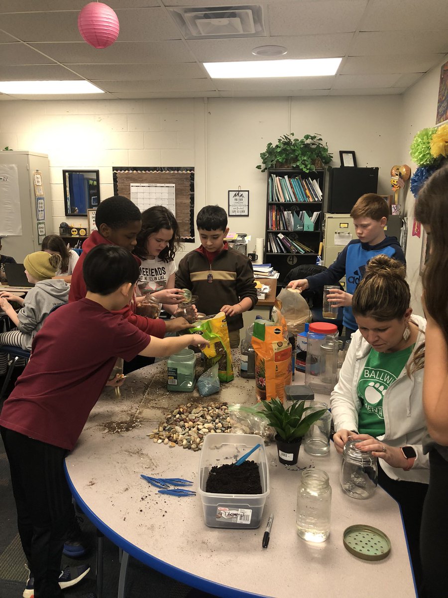 BallwinCouns's tweet photo. Learning about the Biosphere in Mrs. Reich’s class! Worms... 😐 but this is soo cool! @mrsreich5 @PrinBallwin @BallwinElemAP #thisisOURballwin https://t.co/19iJ6vQ1O2