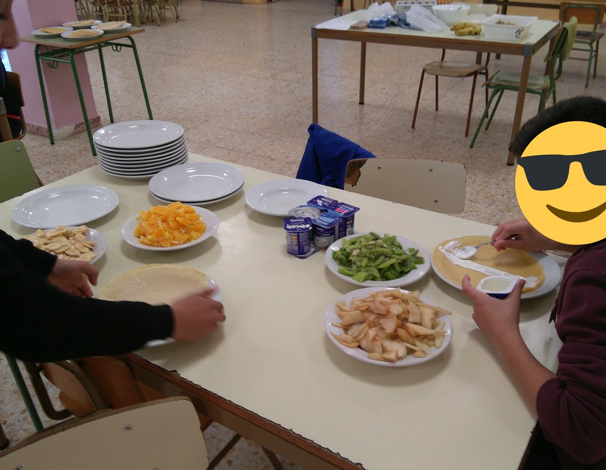 Mariafelbar's tweet photo. Ayer fue un gran día: bajamos a infantil a explicar los resultados de su encuesta y les hicimos un experimento (manos). También cocinamos crepes de frutas (medimos, unos hacían la masa, otros cortaban fruta...) https://t.co/x9pvztolYg #ABP #Interniveles #escuelarural #salud https://t.co/BBeNXcEw9b
