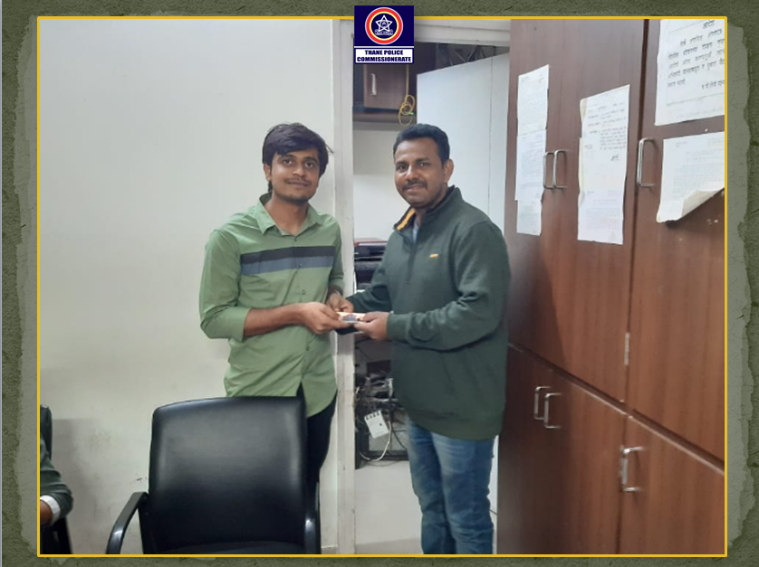 ThaneCityPolice's tweet photo. कळवा पोलिस स्टेशन परिसरात हरवलेल्या मोबाईलचा पोलीस नाईक थोरात यांनी शोध घेऊन, तक्रारदार श्री. विकी भाटिया यांना मोबाईल केला परत. #ReturnOfProperty #LostAndFound https://t.co/1cT3kY1MjM