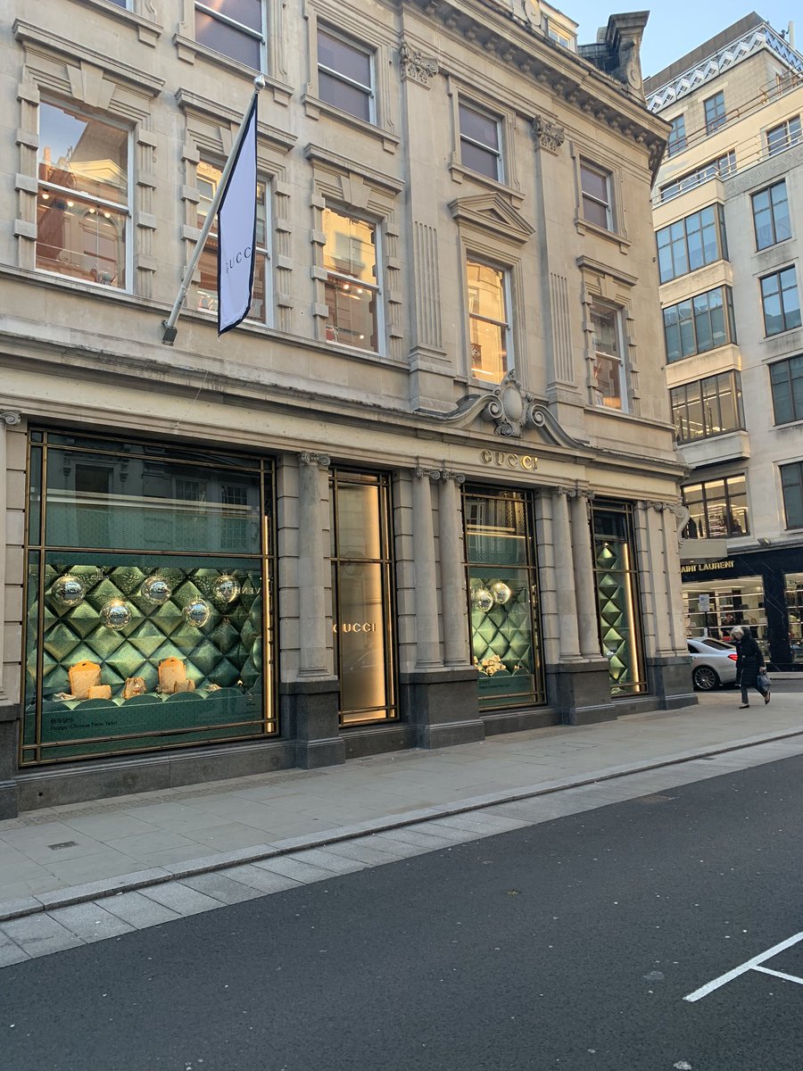 Home after a fab day out in London yesterday! The exhibition in @gallery8eight looks fantastic, thanks to <a href="/CountryStables/">The Country House and Stables</a> for inviting me to show my work there! 
Absolutely wrecked now tho.. reckon an early night on the cards! 😴😴😴