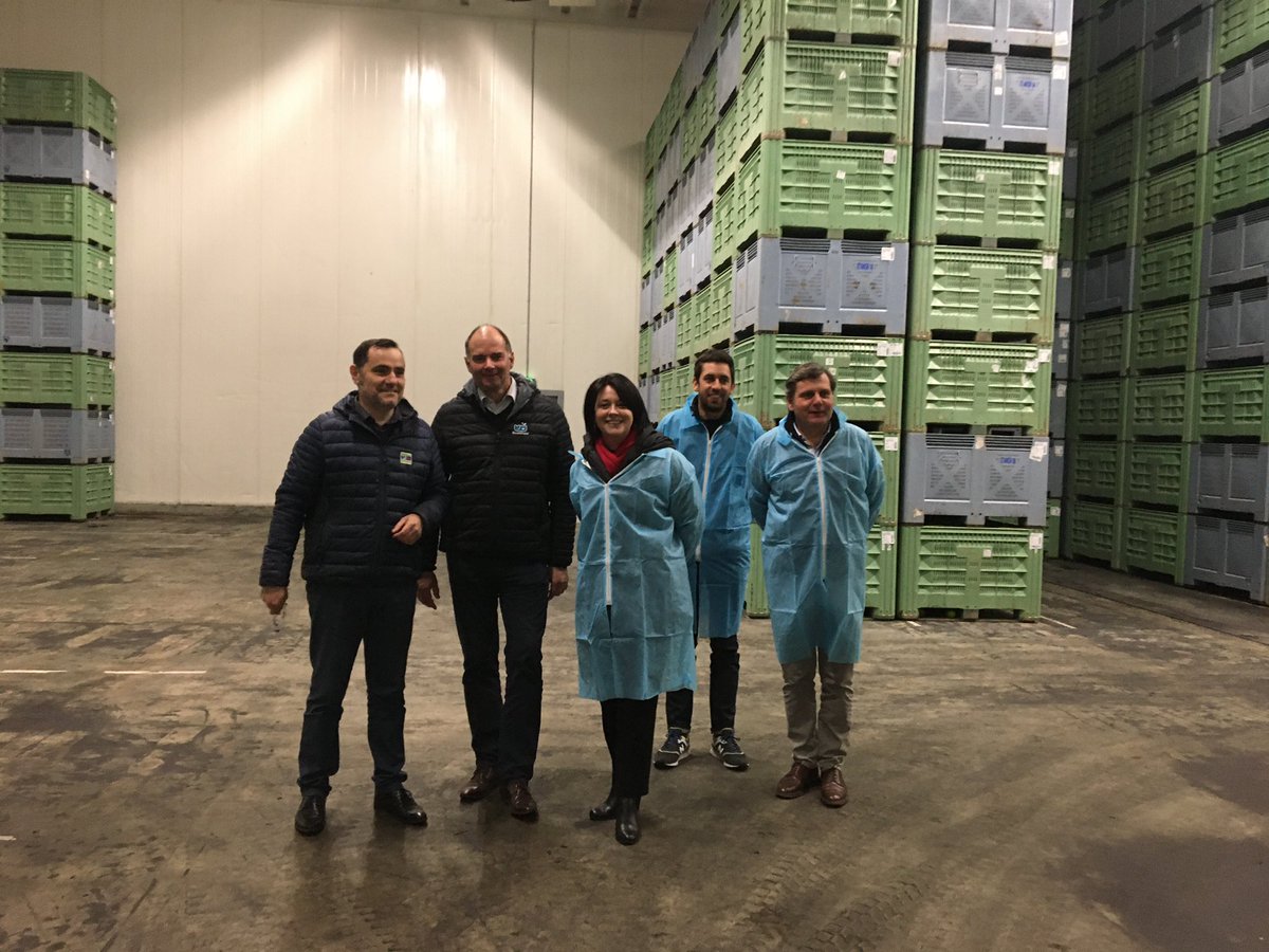 SylviaPinel's tweet photo. Réunion de travail autour du projet de transstockeur et visite des nouvelles installations de la #Stanor à #Moissac.
Merci pour votre accueil et ces échanges passionnants ! 
#filièrefruits #pommes #cooperative @Occitanie https://t.co/cTz0Nfg07I