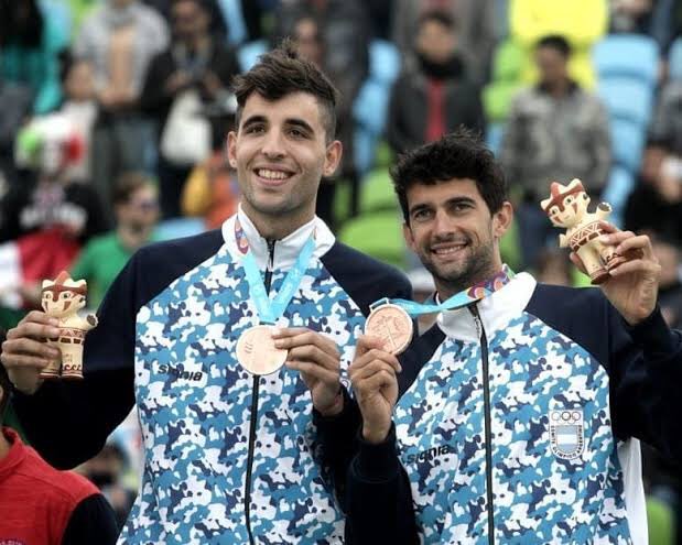 vivevoley's tweet photo. Luego de lograr podio en @Lima2019Juegos los argentinos @JuliAzaad y @nicocapogroso empezaron el año con una victoria en el Circuito Sudamericano #SudamVpCoquimbo2020 al vencer a Colombia ! La mira puesta en el #ContinetalCup (22-28 junio) que da un cupo a @Tokyo2020 https://t.co/vwC0aRUGCf