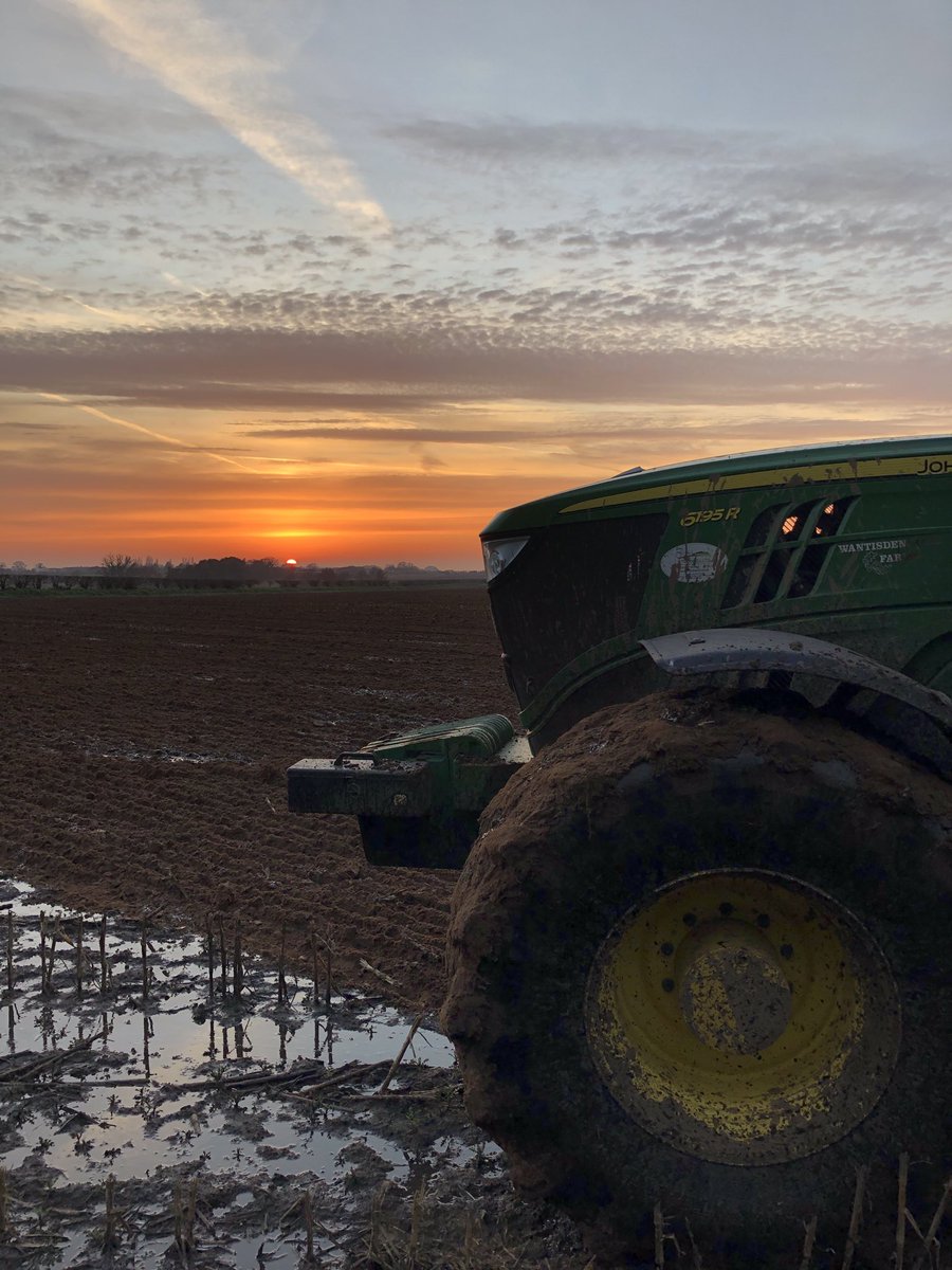 Beautiful evening. Might look slightly different tomorrow night #Ciara 😬