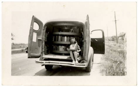 ♥️📚 ♥️ 📚 📷Girl reads in back of bookmobile, Tyrell County, NC. Pettigrew Regional Library. From the Public Library History Files. State Library of North Carolina. #ArchivesHistoryCrush