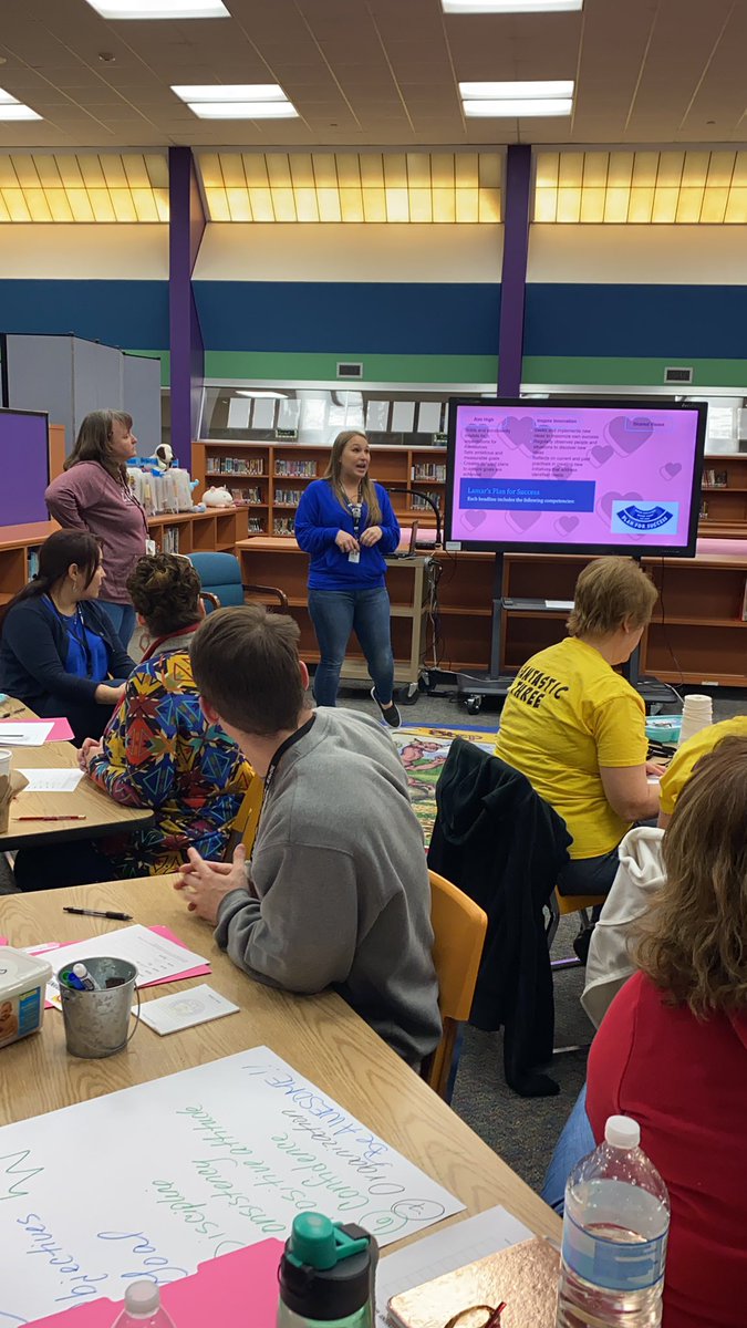 BeasleyBobcats's tweet photo. Leadership Ambassadors at work! #teamLCISD #BetheOneLCISD https://t.co/Al8OFDv8EF