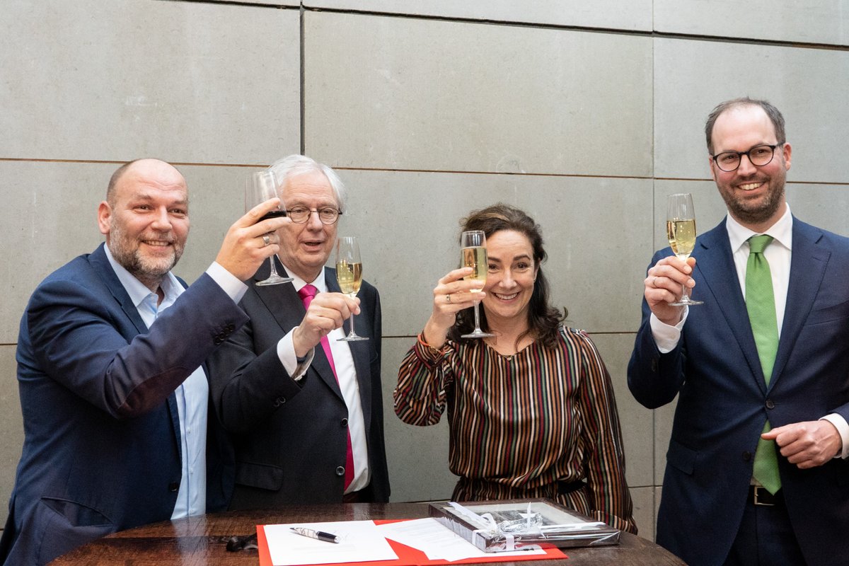 Weesp's tweet image. Het bestuurlijk akkoord is getekend!