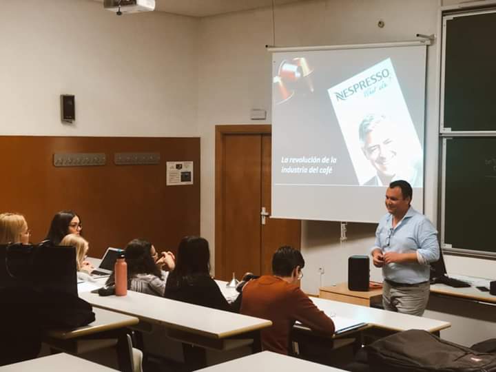Continuamos nuestro aprendizaje con <a href="/macjuaco/">joaquin lopez lillo</a>, Director de Marketing y Desarrollo Estratégico en Equipo de Imagen👨🏻‍💻 
No olvidéis la clave del éxito: 
¡Saber HACER + Hacer SABER!🏆
#formaciónUA #findemolones #mástermkUA #campañaspublicitarias #estrategias #comunicación