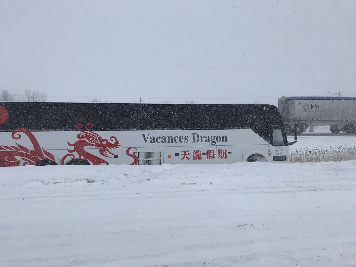 KSP23's tweet photo. @tvanouvelles Le bordel sur la 10. Dépanneuse, autobus et voitures dans le fossé entre chambly et Brossard . https://t.co/HedLIrSHu3