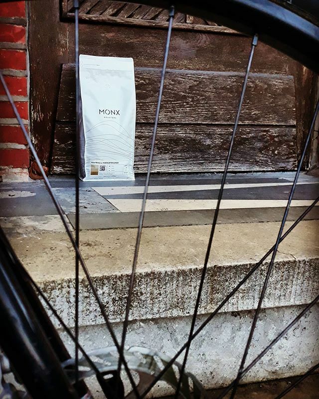 Drive in @monxcoffee ...
Better then all that #fastfood ... #EndlessRiding #commuterride #coffeedoping #coffeeaddicts #coffeelovers #frombeantocup #specialitycoffee #monxcoffee #localroaster #guetemala #huehuetenango #sportersbelevenmeer #buitenbeleefjem… ift.tt/2H2EVRk
