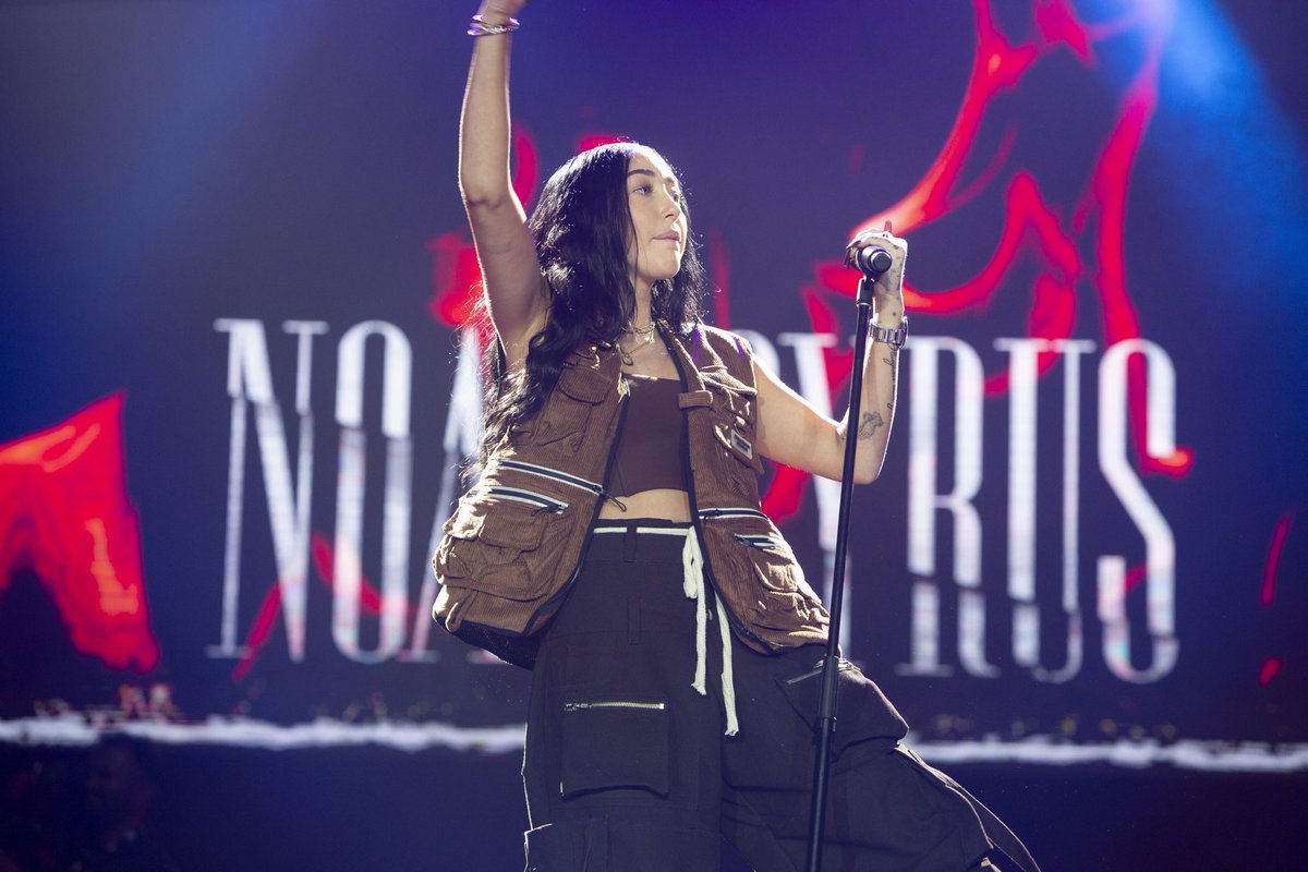 RedFestDXB's tweet image. Noah Cyrus rocking the stage at #RedFestDXB 🤩