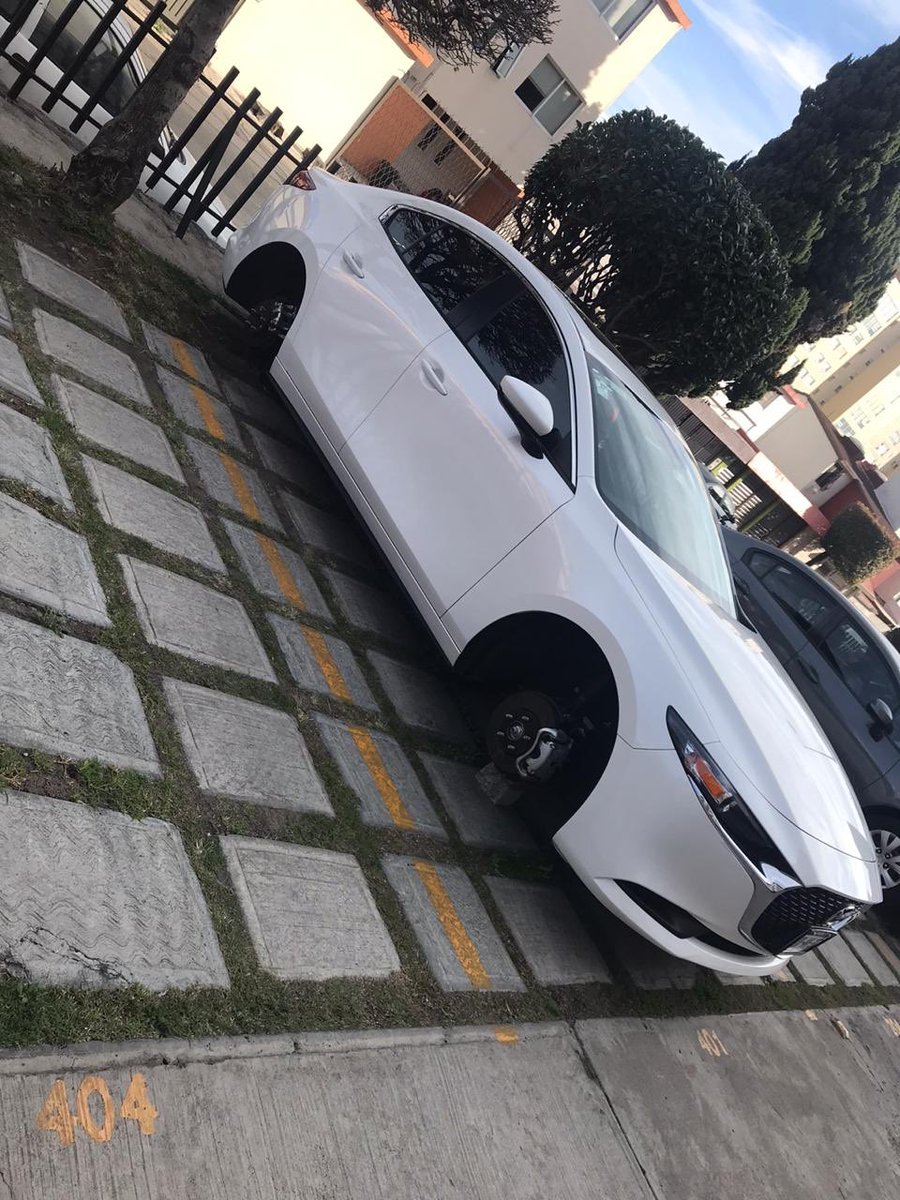 Robo de llantas en Paseo de Quetzal 71 hoy en la madrugada. #LomasVerdes1aSecc
Ccp. <a href="/GobNau/">Ciudad Naucalpan / Gobierno Municipal 2025-2027.</a> <a href="/PDuranReveles/">Paty Durán</a> <a href="/alfredodelmazo/">Alfredo Del Mazo</a> <a href="/LeticiaMoraNau/">#LeticiaMoraNaucalpan</a> <a href="/DDNaucalpan/">DDN</a>