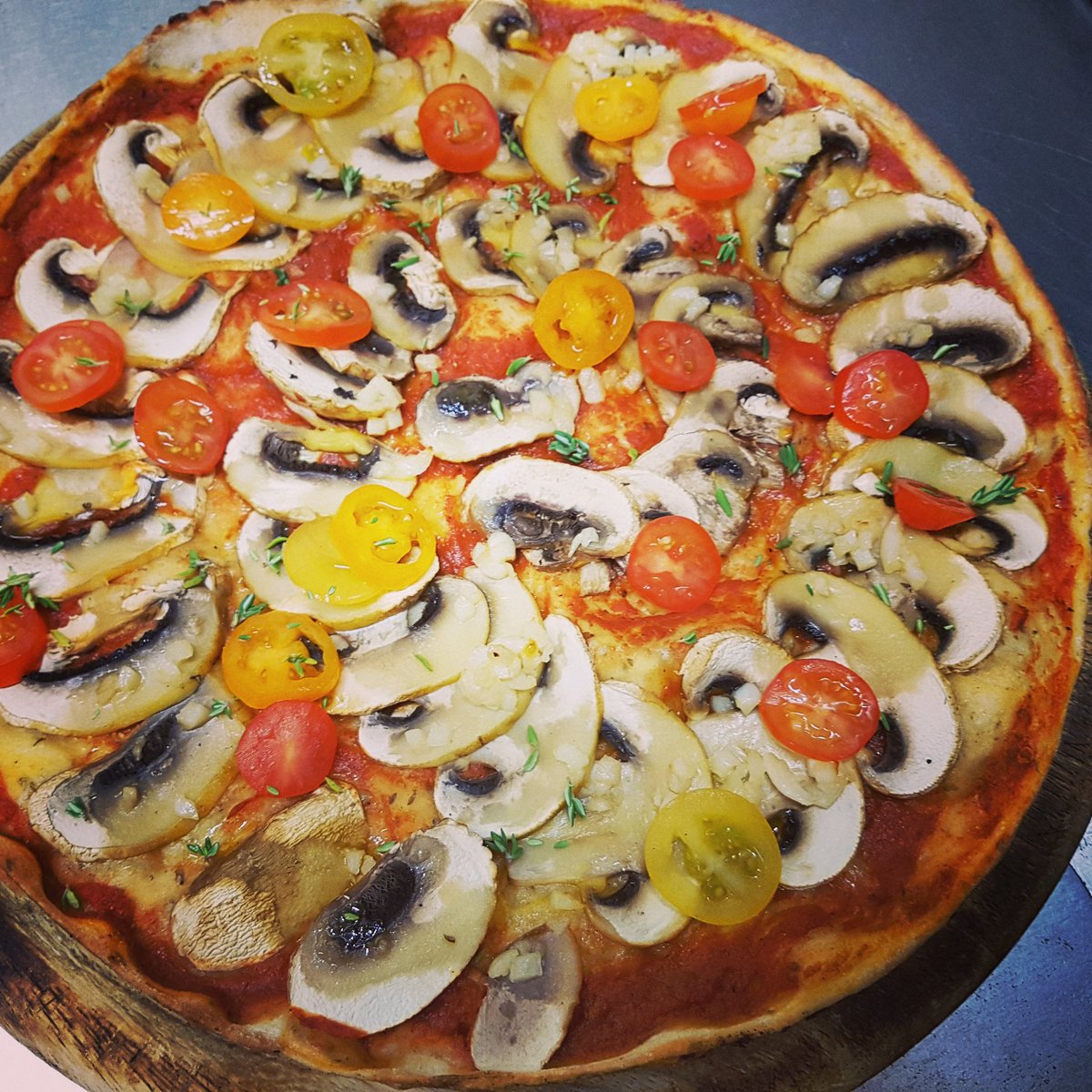 #Lieblingspizza vegan &amp; mit sehr viel Knoblauch ♡