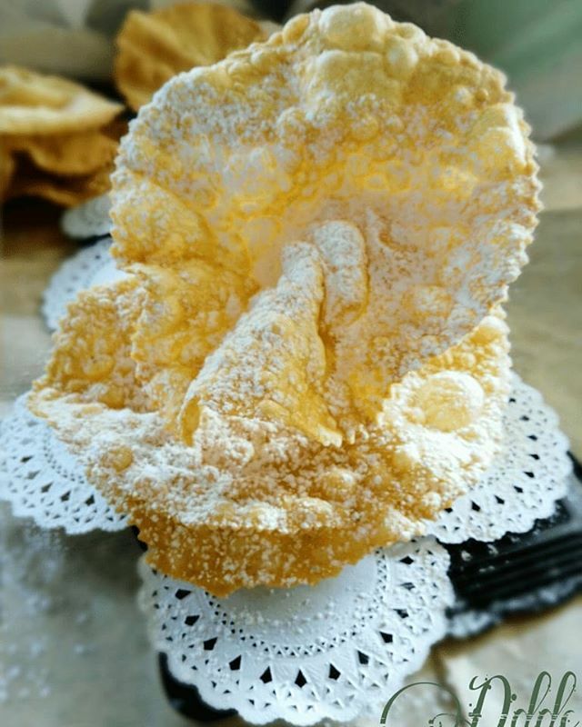 Tempo di "meraviglie"!
Grembiule allacciato,capelli raccolti,calderone d' olio bollente,finestre spalancate e il tour "carnevalesco",abbia finalmente inizio!Amo le chiacchiere.Le amo profondamenteeeee e queste,chiamate "meraviglie",sono superlative😊.… ift.tt/2UvQJ6N