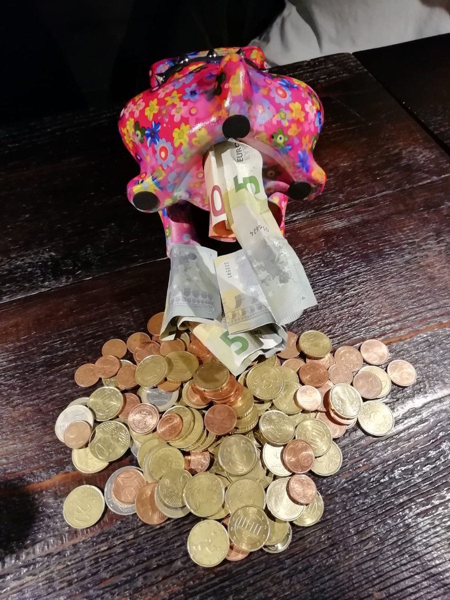 Tw1tterAnyway's tweet photo. Bei #TwitterAnyway geht fast alles. Sogar Geld scheißen... 💶💩
Heute ist der erste Stammtisch des Jahres. Das bedeutet auch, wir zählen welche Spendensumme im letzten Jahr äh... herauskam. Noch werden Schätzungen entgegen genommen! 🤓 https://t.co/763WHAPtMO