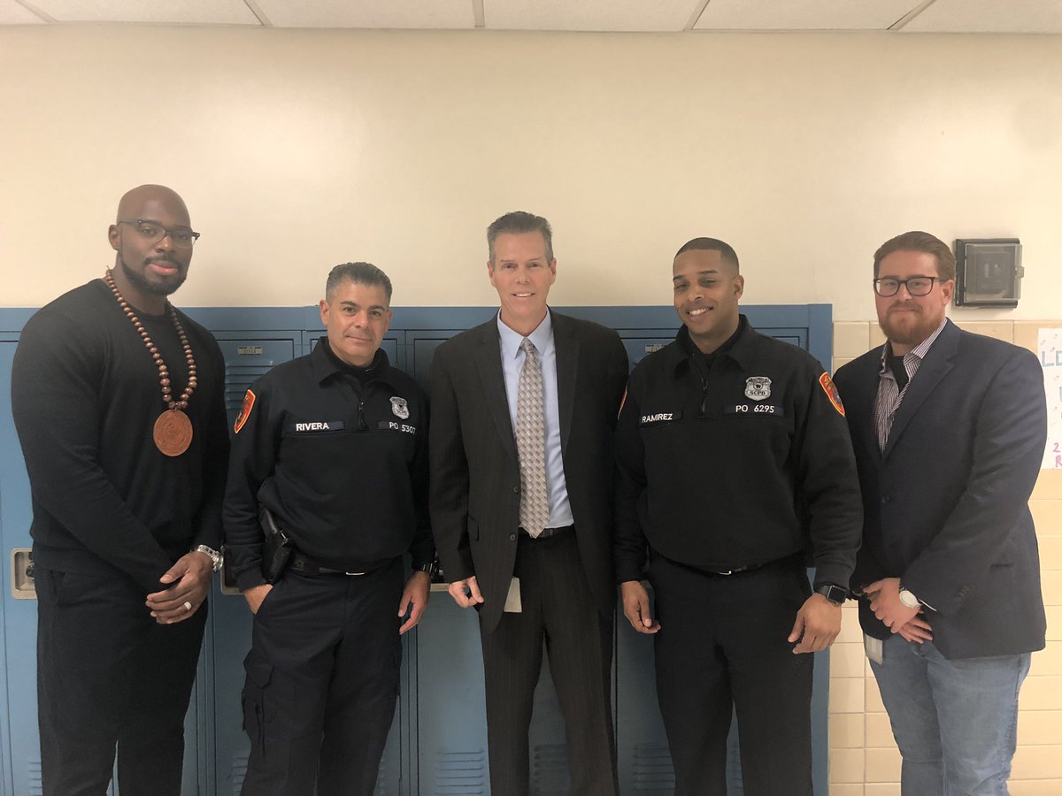 SCPD3rdPrecinct's tweet photo. Thank you to Bay Shore High School for inviting us to their Black History Month Workshops. #BlackHistoryMonth #scpdinthecommunity https://t.co/PbPTncdCFA