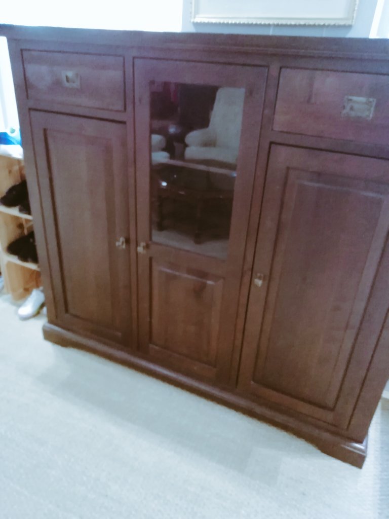 #prelovedfurniture
#quality
#charityretail
A solid walnut cabinet came in today a fabulous piece of furniture 
#THMarske and lots more items of interest to be viewed at bargain  prices.