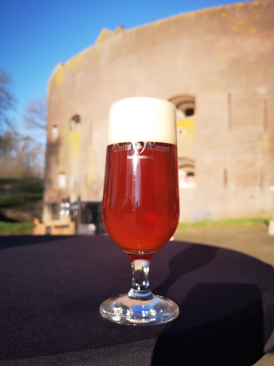 DuitsLauret's tweet photo. Vandaag zonnige presentatie van ‘Der Alte’ op het fort samen met #Eembier (foto m. goedbloed).#doppelsticke #lekker https://t.co/vDprF3C75f